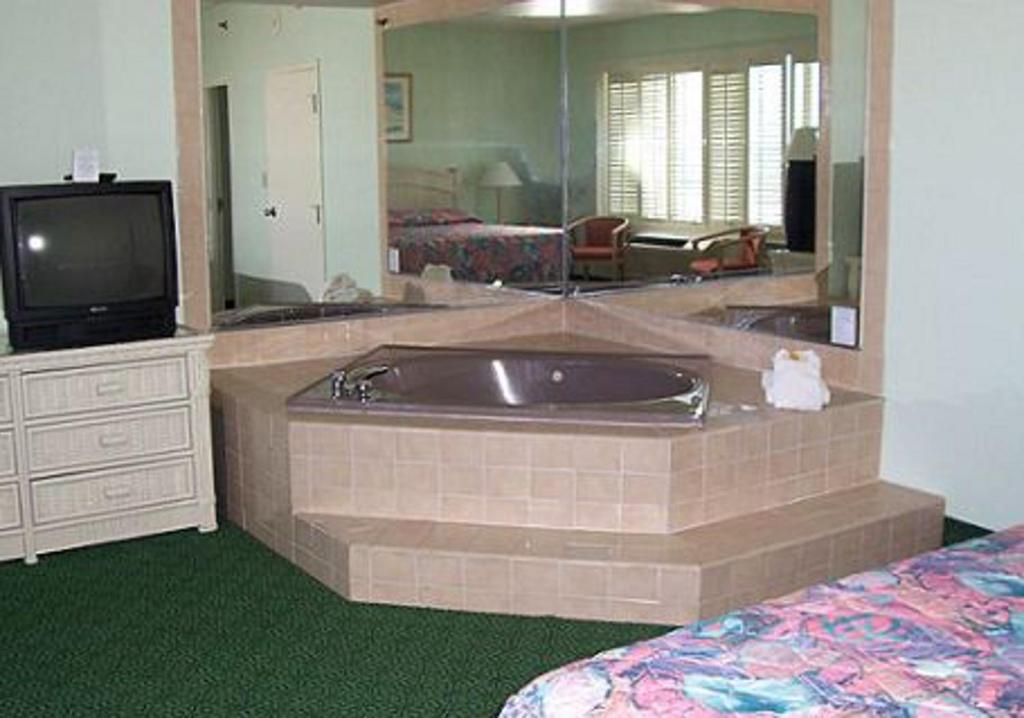 Baymont By Wyndham Virginia Beach Oceanfront Room photo