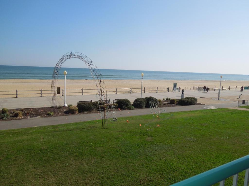 Baymont By Wyndham Virginia Beach Oceanfront Exterior photo