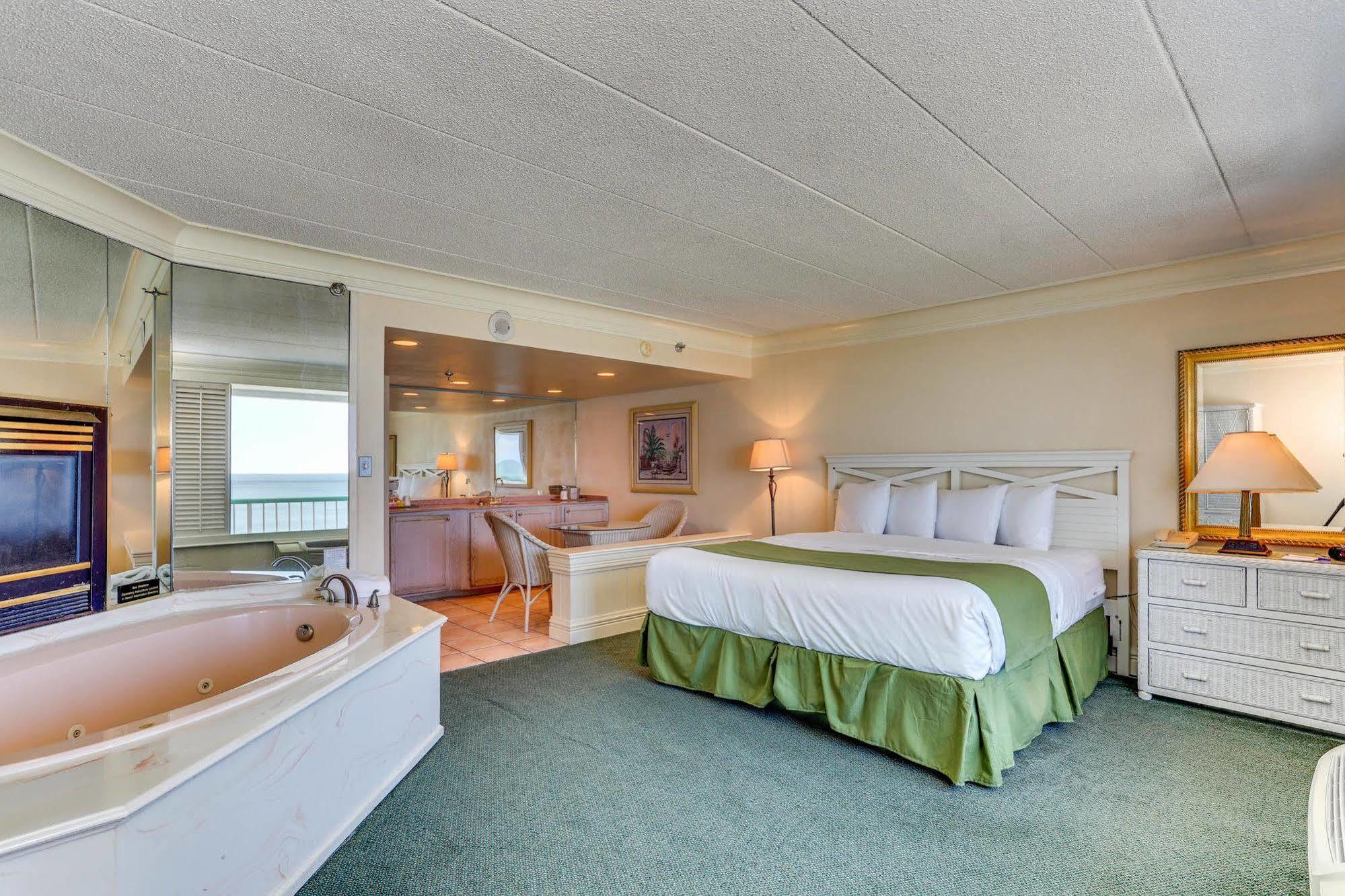 Baymont By Wyndham Virginia Beach Oceanfront Exterior photo
